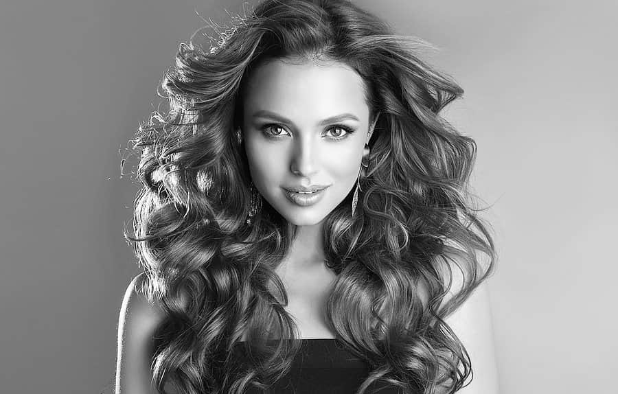 תמונה של בחורה עם תלתלים