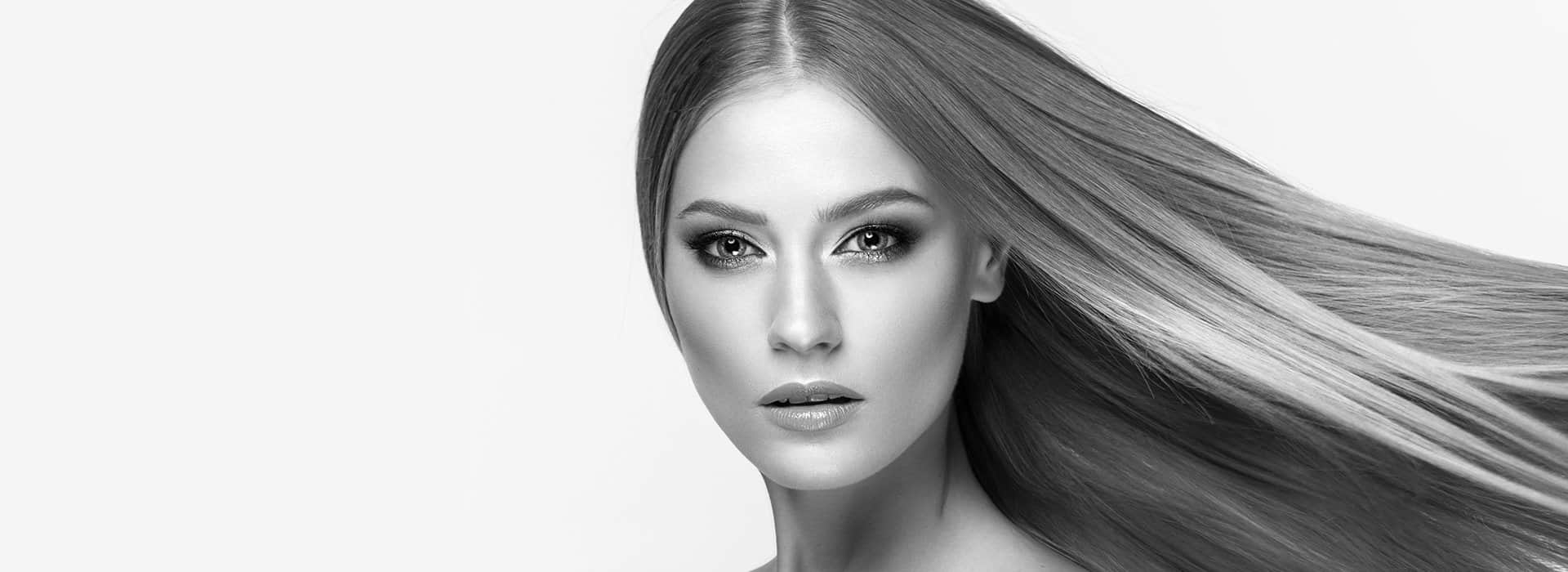 תמונה של בחורה עם שיער חלק