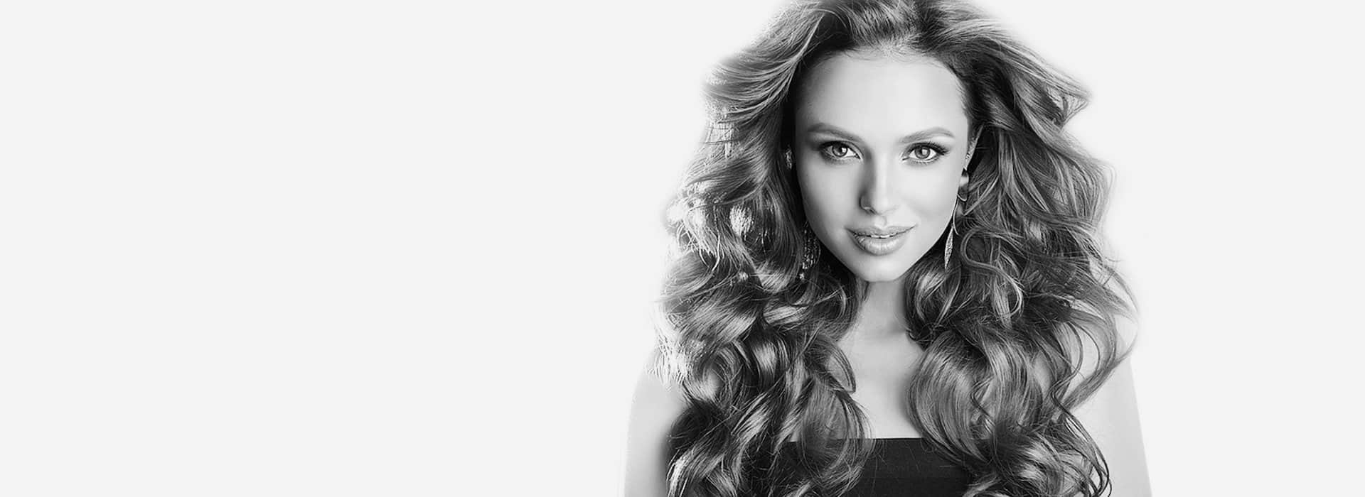 תמונה של בחורה עם תלתלים